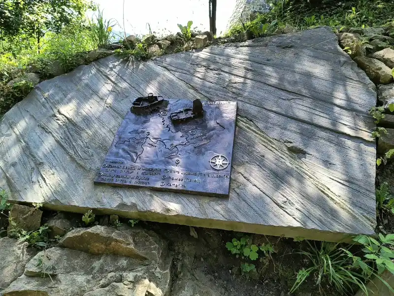 Zamek w Muszynie tablica informacyjna w terenie